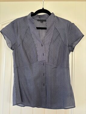 ANTONIO MELANI Black and White Pinstripe Short-Sleeve Blouse. Sz M